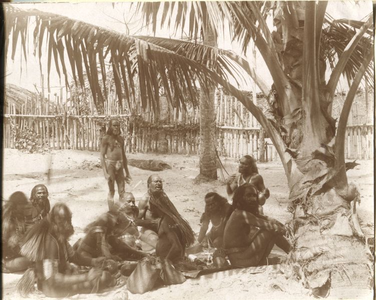 229268 Groep van ongeveer tien mannen van de Marind-anim op het strand aan de rand van Boeti (Indonesië)